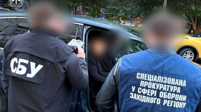 Посадовця Міноборони затримали за підозрою в організації виїзду військовозобов’язаного за кордон