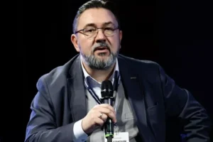 Що робити з Єрмаком? Один з «революціонерів» у «Слузі народу» вказав на складний вибір Зеленського