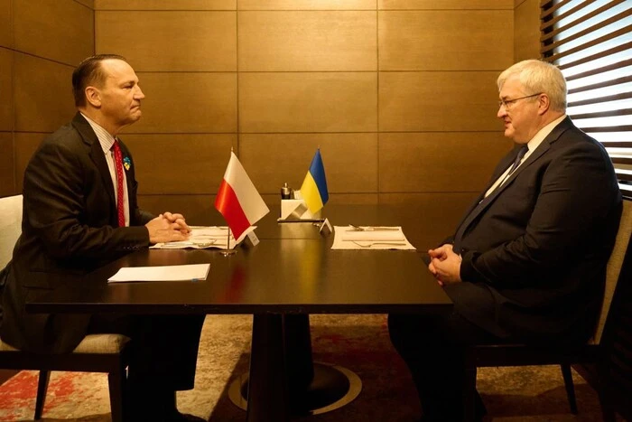 Сікорський у четверті роковини вторгнення приїхав до Києва: головні теми переговорів