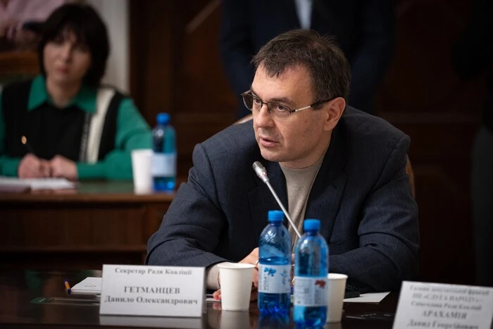 Гетманцев розповів, за що «слуги народу» мають виставити пляшку НАБУ