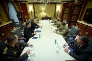 Зеленський зустрівся з українськими експертами, які допомагають Саудівській Аравії збивати дрони