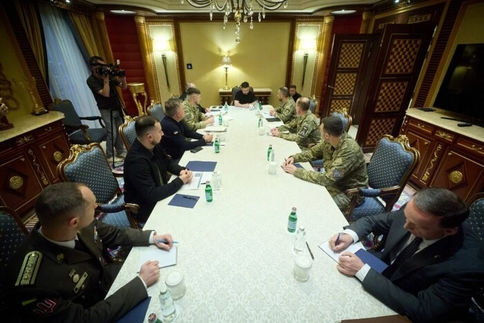 Зеленський зустрівся з українськими експертами, які допомагають Саудівській Аравії збивати дрони