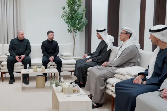 Зеленський зустрівся з президентом ОАЕ: обговорили іранські удари, Ормузьку протоку та оборонну співпрацю