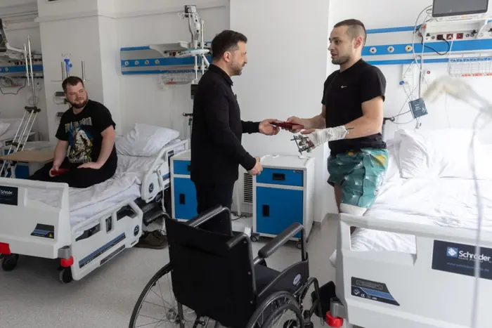 Президент відвідав та нагородив поранених військових на Рівненщині