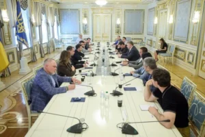 Про що Зеленський говорив зі «слугами»? Арахамія розповів деталі зустрічі