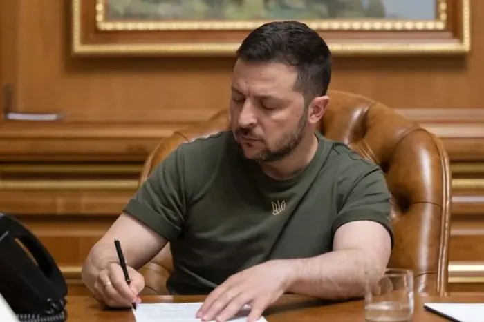 Зеленський підписав закони про продовження воєнного стану і мобілізації